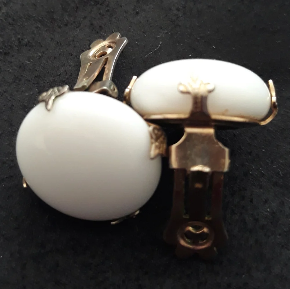 Vtg Art Deco White Milk Glass Button Clip On Earrings - Picture 3 of 8